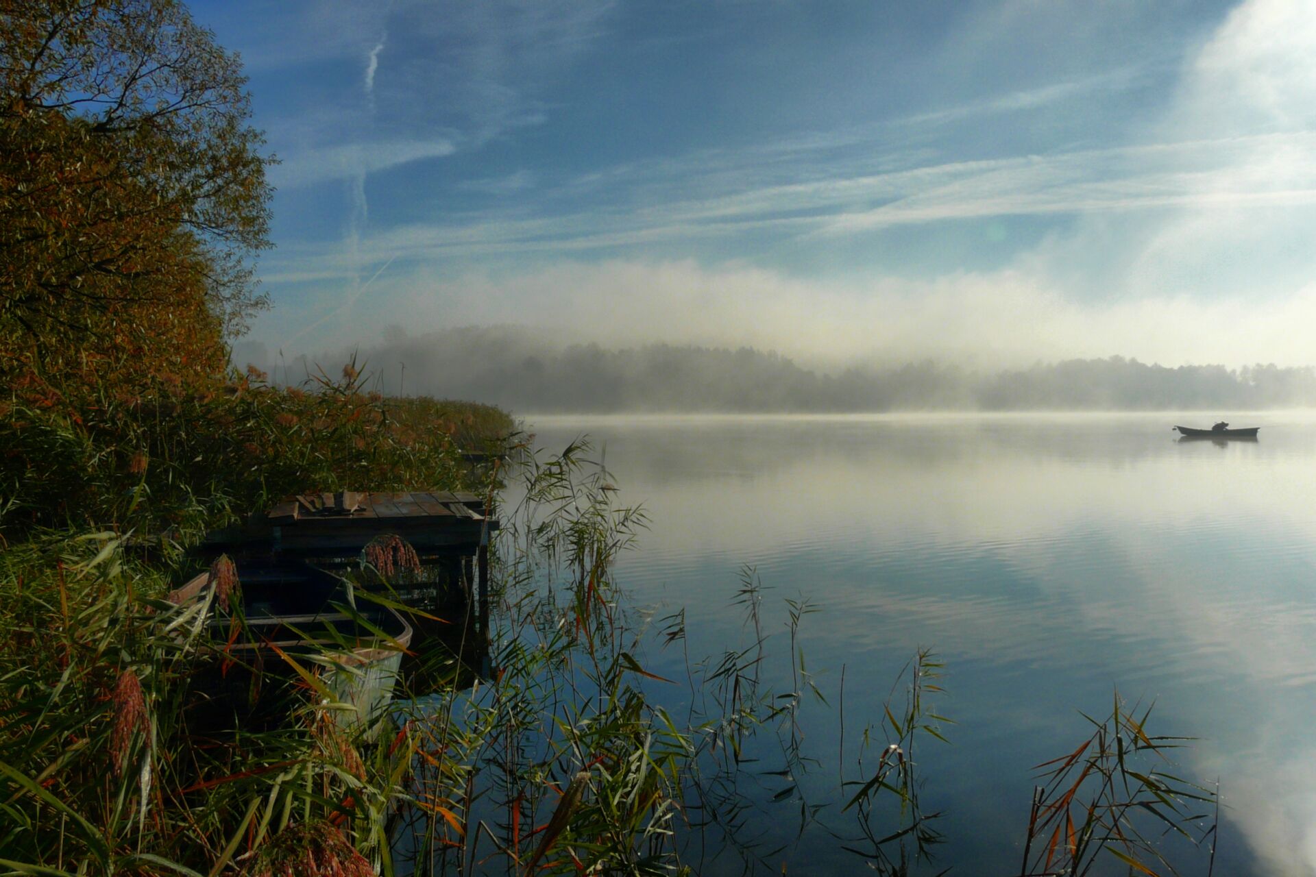 Ein nebliger See in Masuren, der eine mystische und ruhige Atmosphäre schafft