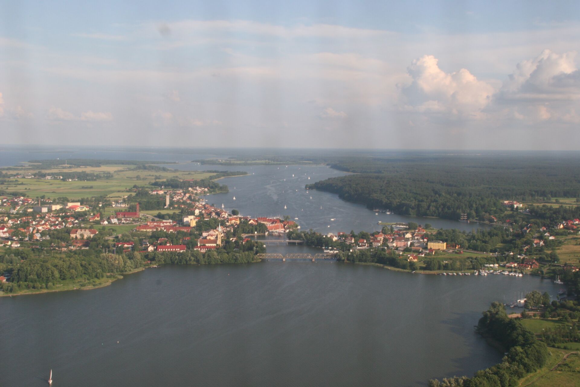Eine Luftaufnahme von Masuren, die einen See und die umliegende Landschaft zeigt